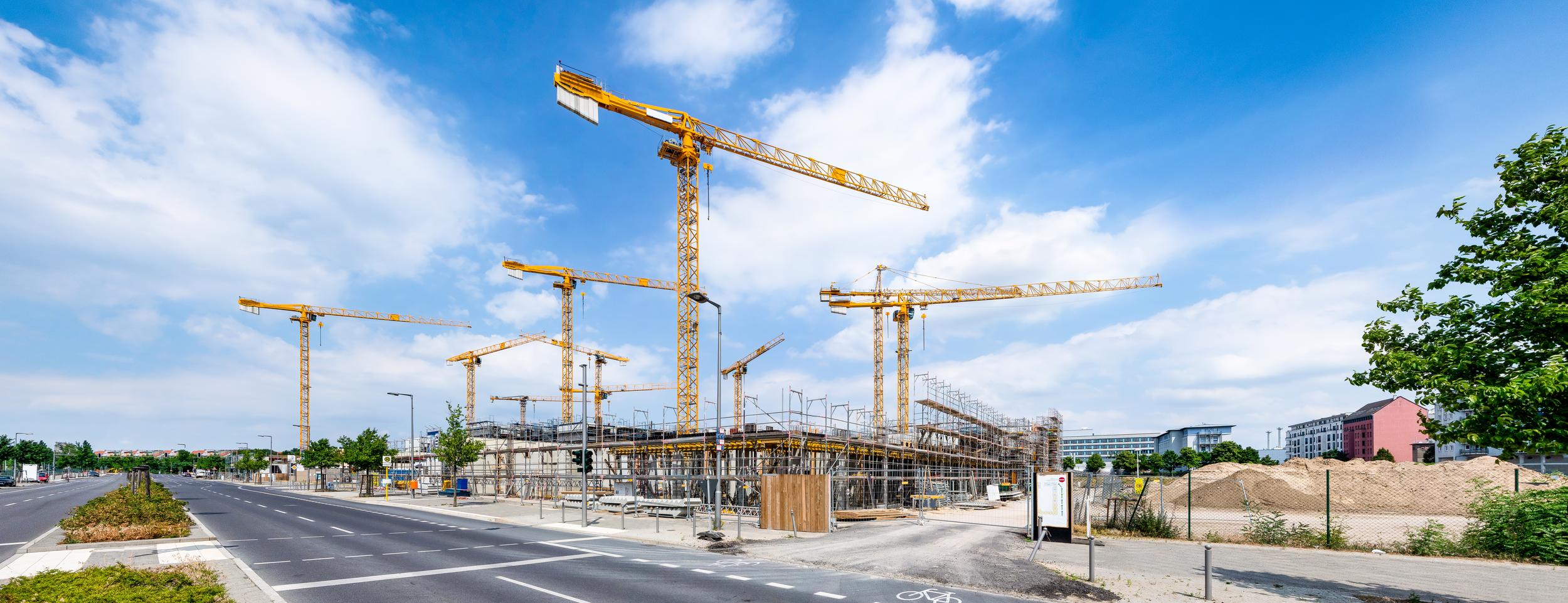 Blick auf eine Baustelle mit Kränen