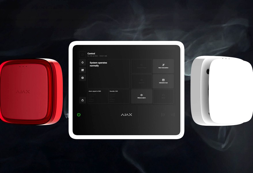 Ajax FireProtect 2 in Rot und Weiß mit Bedienteil vor rauchigem Hintergrund